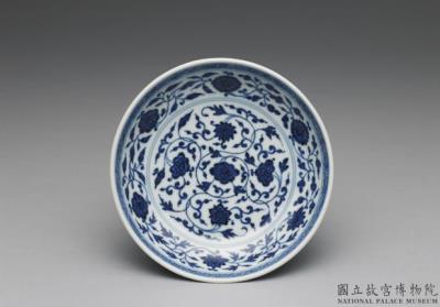 图片[3]-Dish with Indian lotus scrolls in underglaze blue, Qing dynasty, Qianlong reign (1736-1795)-China Archive